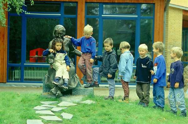 Frau mit Taube Bronze 1998 