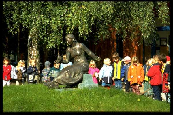 Frau mit Taube Bronze 1998 1