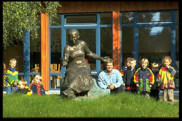 Frau mit Taube Bronze 1998 2