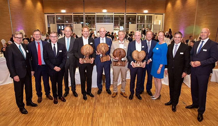 Unternehmerpreis Region 38 Trophaeen Walnussbaumholz 2019 5