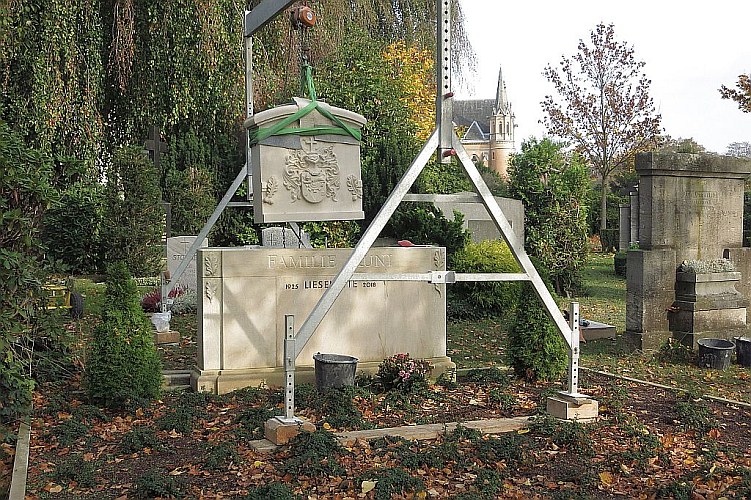 Familiengrabstaette in Zusammenarbeit mit Hardy Girod und Artur Nazaran o