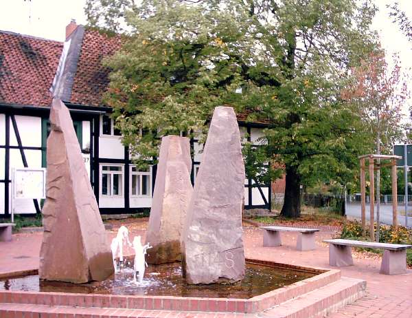 Querumer Brunnen Wesersandstein Stahlplatte 2001 1 