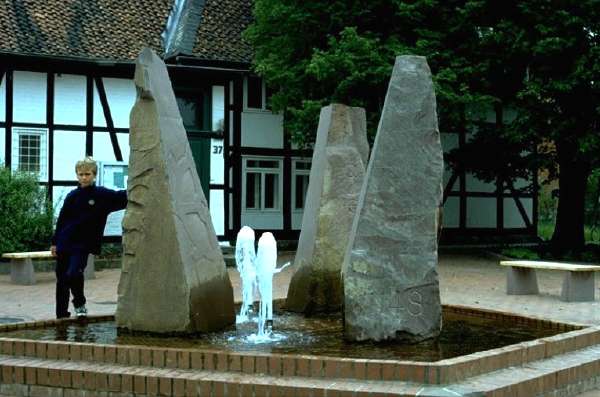 Querumer Brunnen Wesersandstein Stahlplatte 2001 3