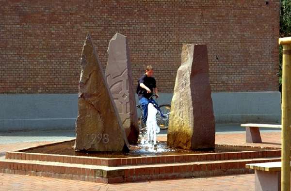 Querumer Brunnen Wesersandstein Stahlplatte 2001 4