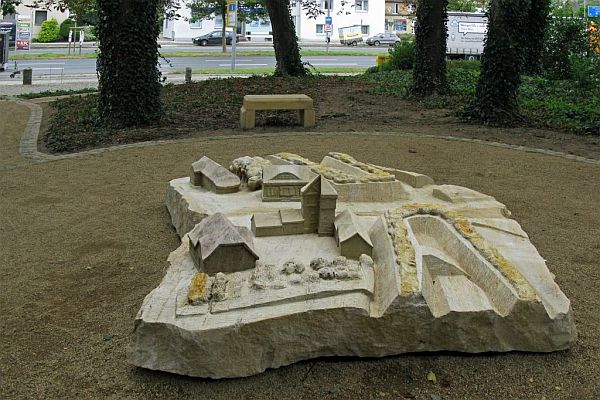 Ruehme Landwehr Steinrelief j Fertigstellung b